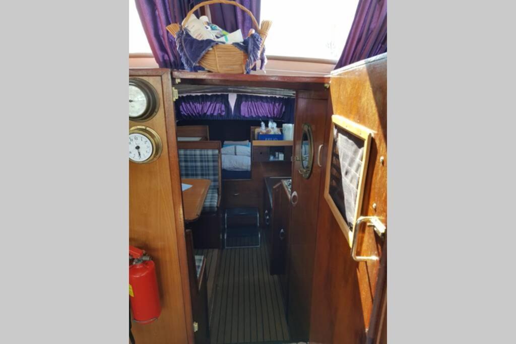 Boat Allemansfreon - Kamperen Op Het Water - Niet Om Mee Te Varen - Read Host Profile-Lees Hostprofiel Jutrijp Exterior photo