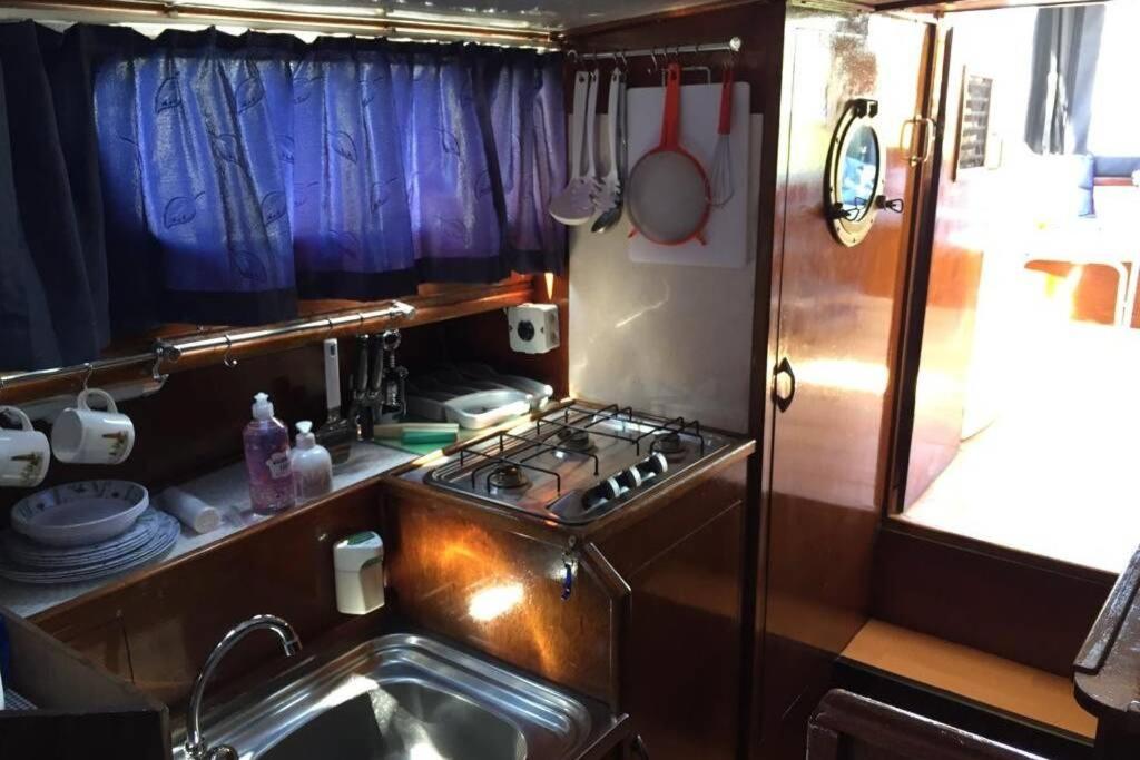 Boat Allemansfreon - Kamperen Op Het Water - Niet Om Mee Te Varen - Read Host Profile-Lees Hostprofiel Jutrijp Exterior photo