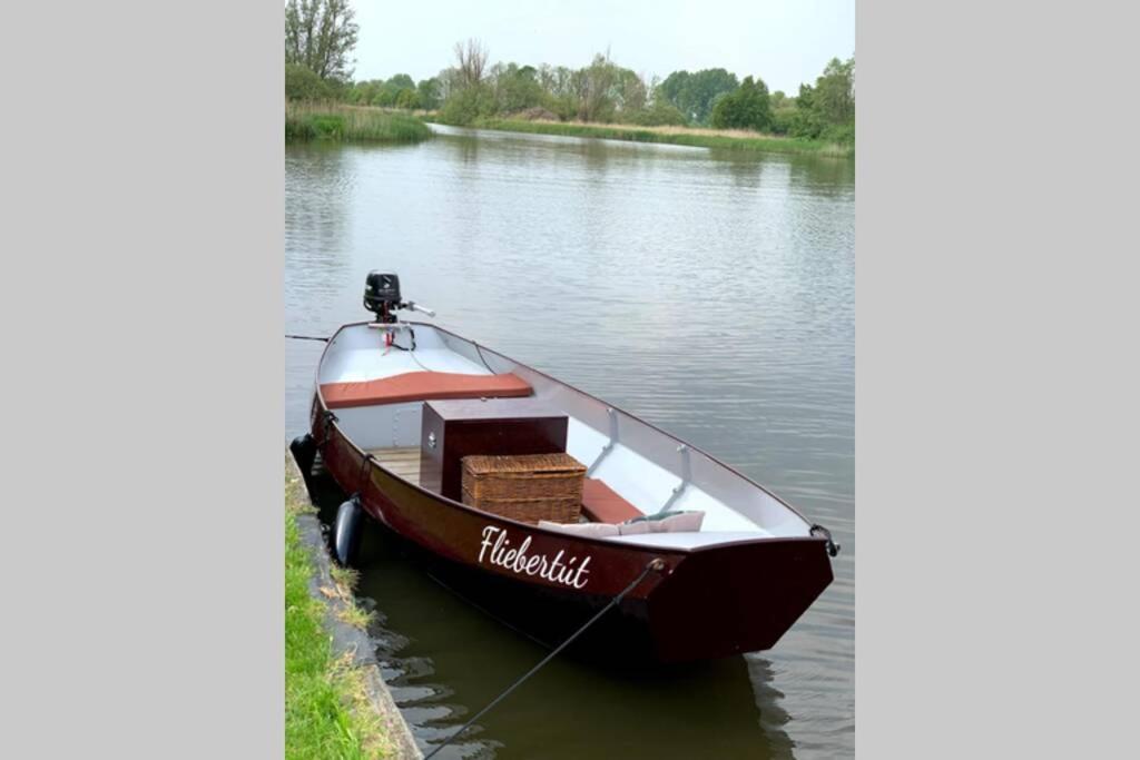 Boat Allemansfreon - Kamperen Op Het Water - Niet Om Mee Te Varen - Read Host Profile-Lees Hostprofiel Jutrijp Exterior photo